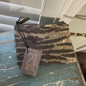 Women’s brand new Matt&Nat patterned wristlet